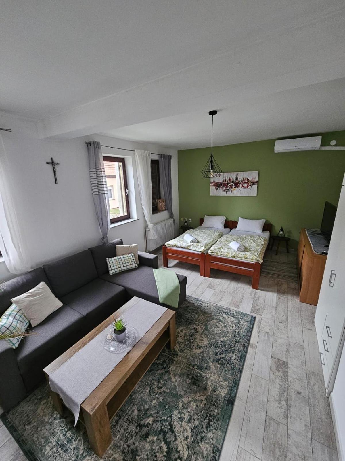 Studio Apartman Dora Илок Екстериор снимка
