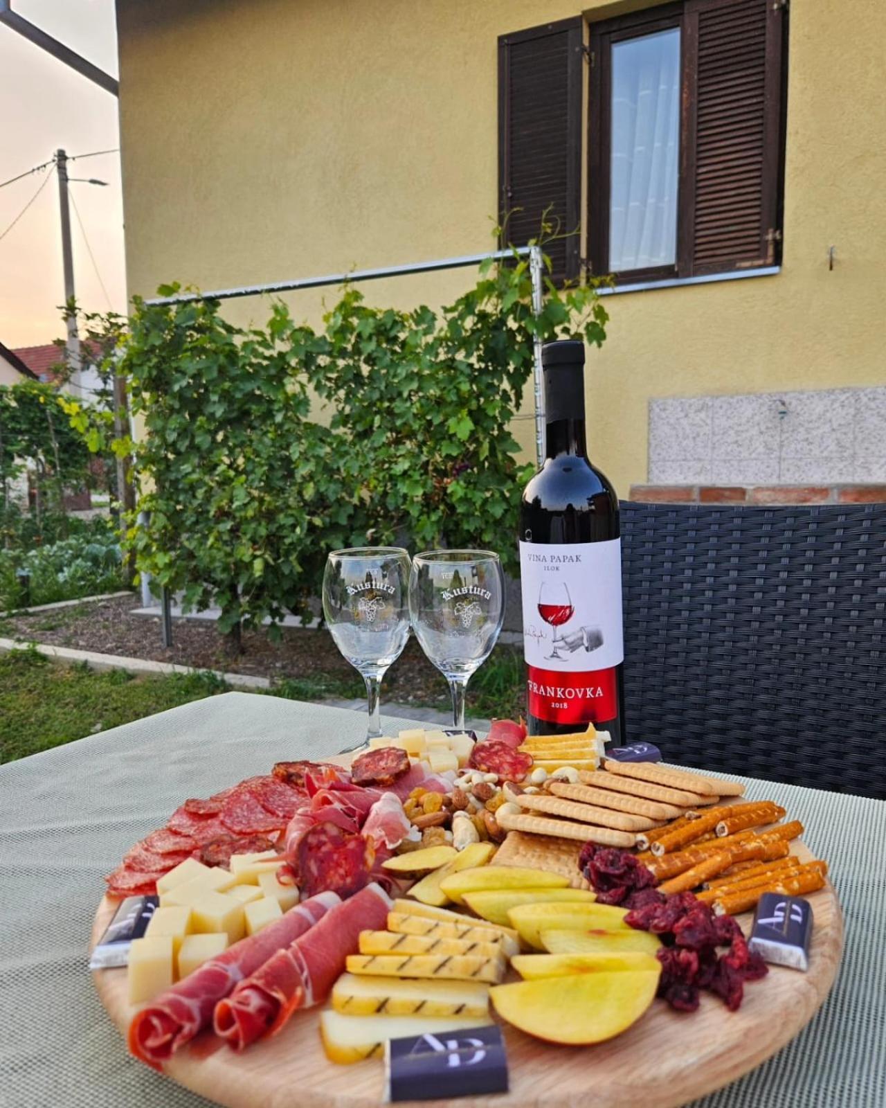 Studio Apartman Dora Илок Екстериор снимка